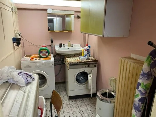 Kellerraum mit Waschmaschine und Trockner
