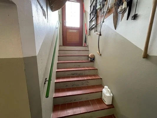 Kelleraußeneingang mit Tür
