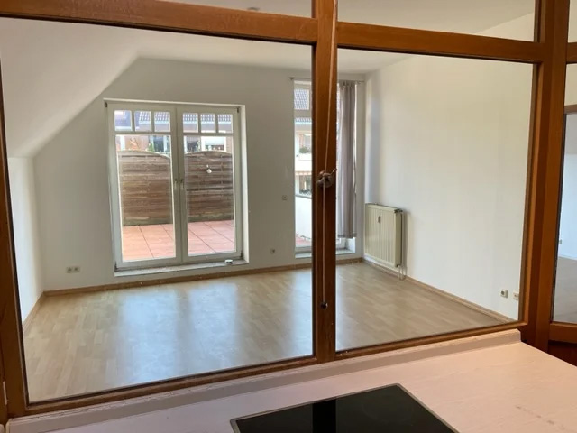 Blick aus der Küche in das Wohnzimmer